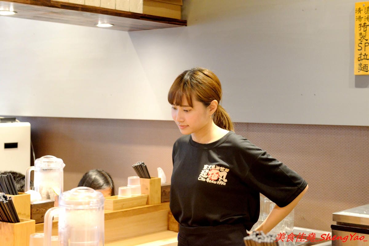 [台中西區]東京醬油拉麵超極丸 – 台北知名拉麵店師傅出來開的拉麵店,濃湯湯頭濃厚重口味,叉燒是低溫烹調處理,食肉族大推特製SP拉麵有三種叉燒肉,細麵和清湯湯頭都可以無限續加。