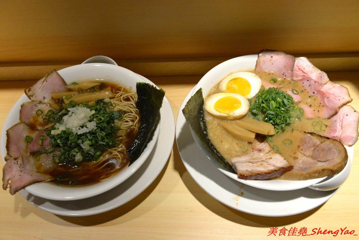 [台中西區]東京醬油拉麵超極丸 – 台北知名拉麵店師傅出來開的拉麵店,濃湯湯頭濃厚重口味,叉燒是低溫烹調處理,食肉族大推特製SP拉麵有三種叉燒肉,細麵和清湯湯頭都可以無限續加。