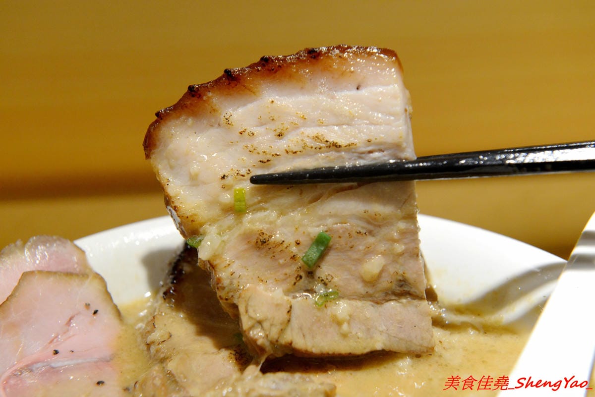 [台中西區]東京醬油拉麵超極丸 – 台北知名拉麵店師傅出來開的拉麵店,濃湯湯頭濃厚重口味,叉燒是低溫烹調處理,食肉族大推特製SP拉麵有三種叉燒肉,細麵和清湯湯頭都可以無限續加。