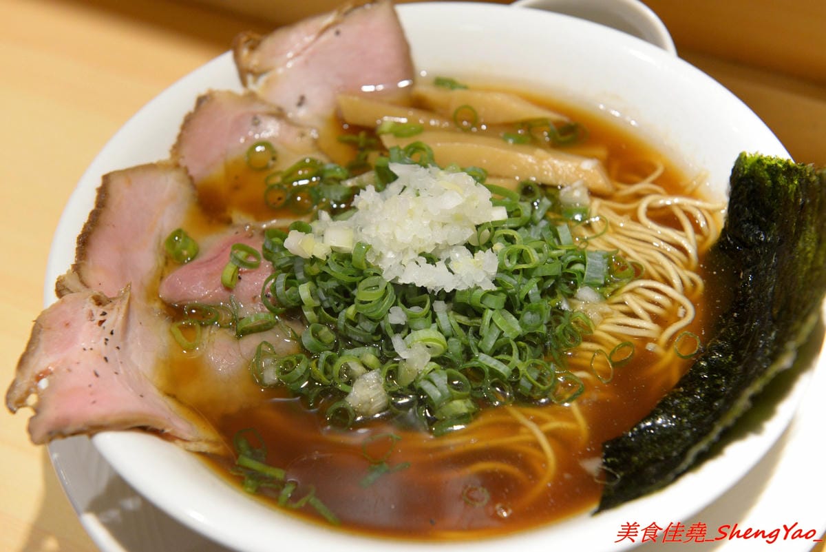 [台中西區]東京醬油拉麵超極丸 – 台北知名拉麵店師傅出來開的拉麵店,濃湯湯頭濃厚重口味,叉燒是低溫烹調處理,食肉族大推特製SP拉麵有三種叉燒肉,細麵和清湯湯頭都可以無限續加。
