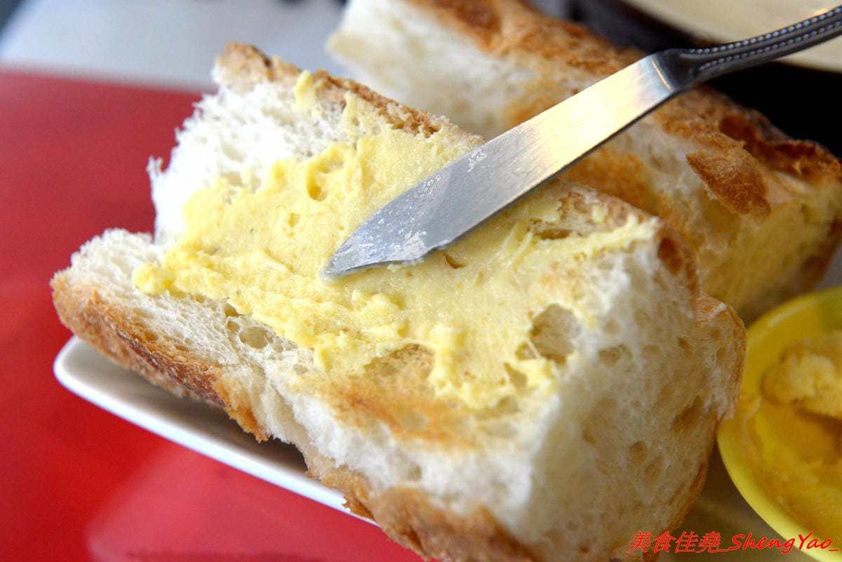 [台中沙鹿]濼藝洋食 – 沙鹿新開的復古歐風洋食餐廳,餐點種類多樣,醬汁自製,用料實在,份量可以吃得飽,法式薄餅是最大特色,價位不貴,建議升級套餐,麵包和濃湯都很棒,光華路上異人館旁邊。(已