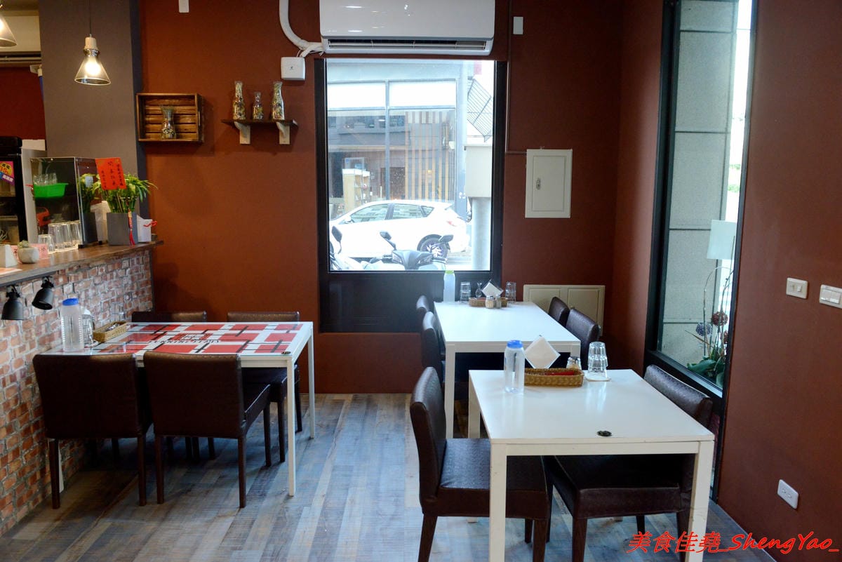 [台中沙鹿]濼藝洋食 – 沙鹿新開的復古歐風洋食餐廳,餐點種類多樣,醬汁自製,用料實在,份量可以吃得飽,法式薄餅是最大特色,價位不貴,建議升級套餐,麵包和濃湯都很棒,光華路上異人館旁邊。(已