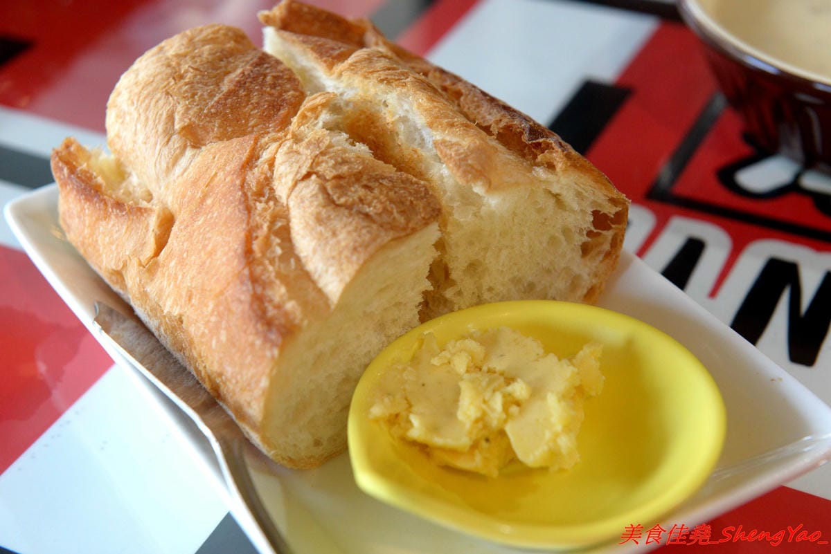 [台中沙鹿]濼藝洋食 – 沙鹿新開的復古歐風洋食餐廳,餐點種類多樣,醬汁自製,用料實在,份量可以吃得飽,法式薄餅是最大特色,價位不貴,建議升級套餐,麵包和濃湯都很棒,光華路上異人館旁邊。(已