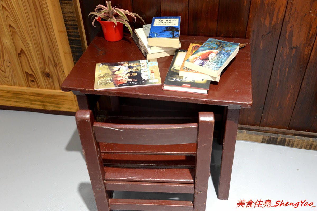 [台中大甲]野人小築 – 大甲新開幕的老宅咖啡,店內充滿濃濃人文氣息,十幾二十年歷史的舊漫畫舊書籍讓人有無限的回憶,餐點有飲品和甜點,飲品不只有咖啡還有高山茶和原住民精釀啤酒,口味看