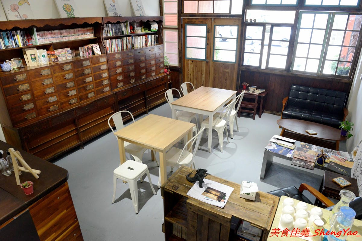 [台中大甲]野人小築 – 大甲新開幕的老宅咖啡,店內充滿濃濃人文氣息,十幾二十年歷史的舊漫畫舊書籍讓人有無限的回憶,餐點有飲品和甜點,飲品不只有咖啡還有高山茶和原住民精釀啤酒,口味看