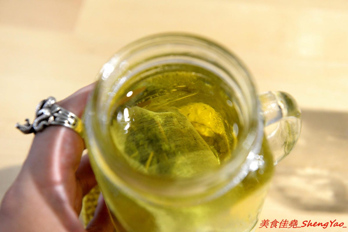 [台中大甲]野人小築 – 大甲新開幕的老宅咖啡,店內充滿濃濃人文氣息,十幾二十年歷史的舊漫畫舊書籍讓人有無限的回憶,餐點有飲品和甜點,飲品不只有咖啡還有高山茶和原住民精釀啤酒,口味看