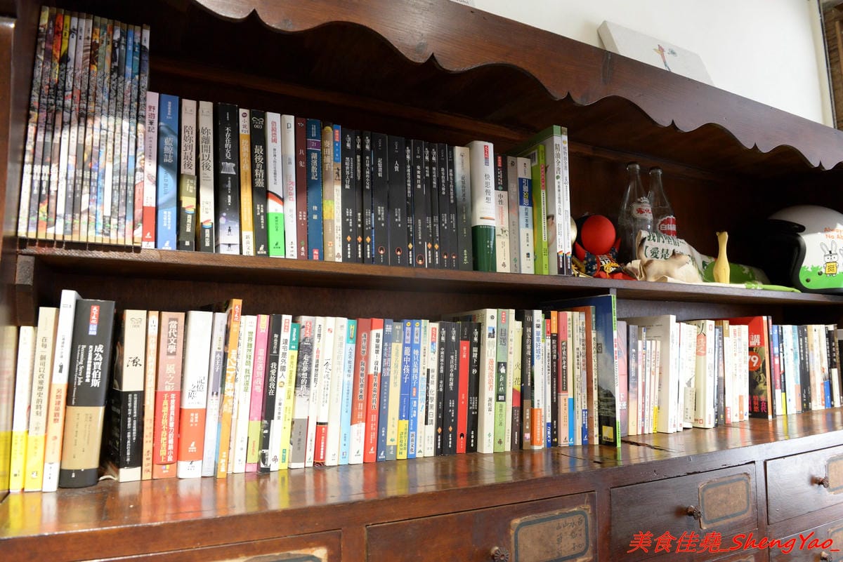 [台中大甲]野人小築 – 大甲新開幕的老宅咖啡,店內充滿濃濃人文氣息,十幾二十年歷史的舊漫畫舊書籍讓人有無限的回憶,餐點有飲品和甜點,飲品不只有咖啡還有高山茶和原住民精釀啤酒,口味看