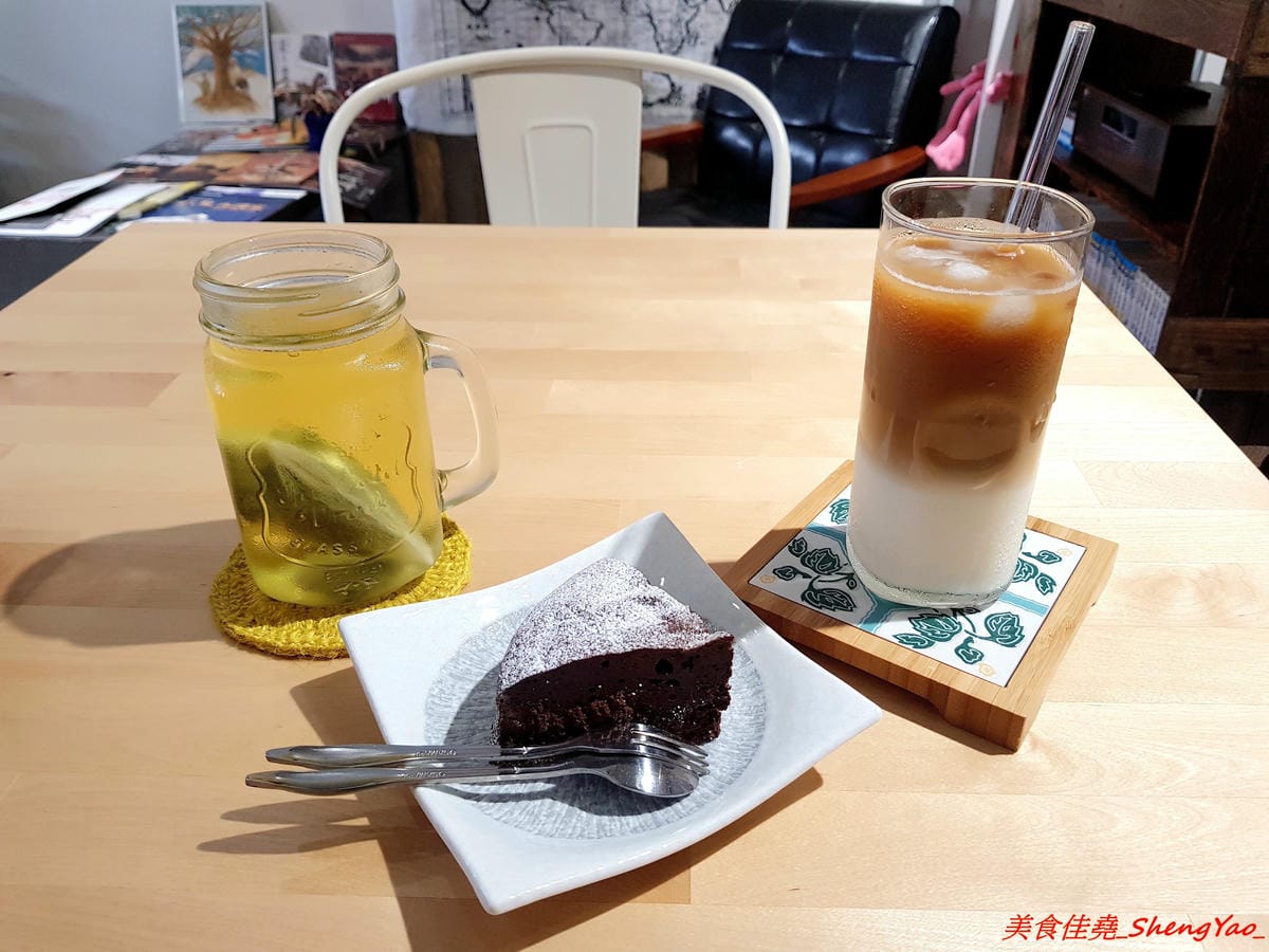 [台中大甲]野人小築 – 大甲新開幕的老宅咖啡,店內充滿濃濃人文氣息,十幾二十年歷史的舊漫畫舊書籍讓人有無限的回憶,餐點有飲品和甜點,飲品不只有咖啡還有高山茶和原住民精釀啤酒,口味看