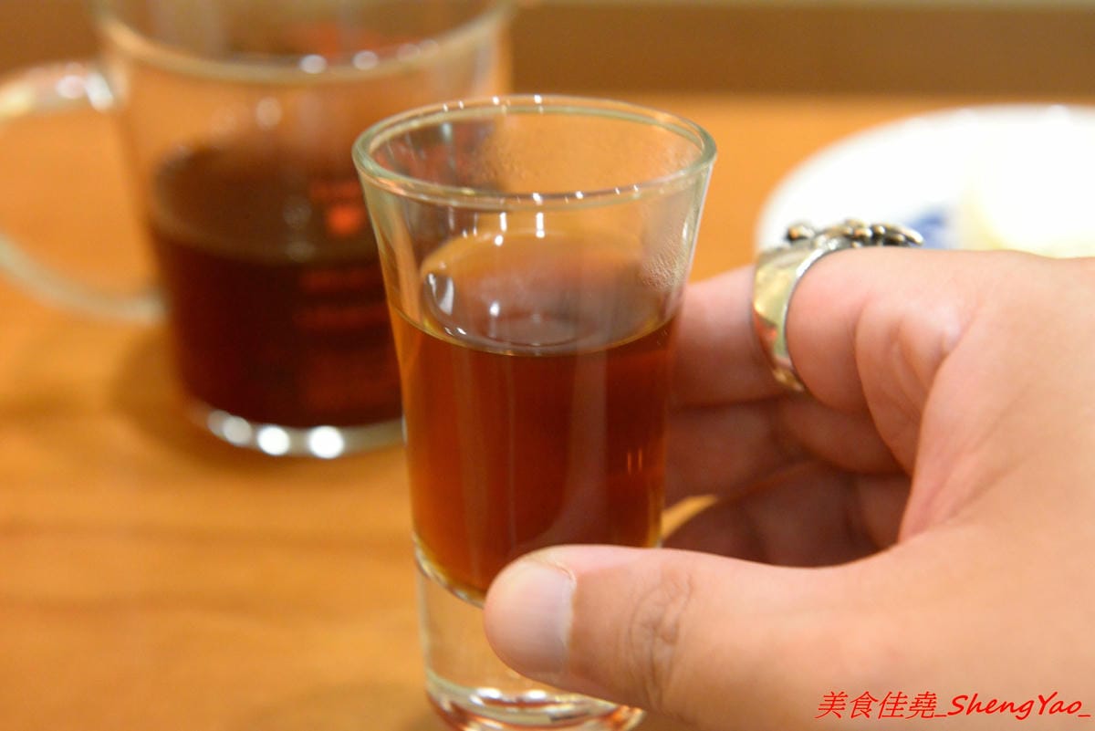[台中北區]麓瑪X不好說 – 台中新開的咖啡店,不只是老宅咖啡也很有自我風格,和式座位區超級特別,咖啡堅持只賣手沖,價位不貴,200元可以無限暢飲還能自己到吧檯裡面來沖。