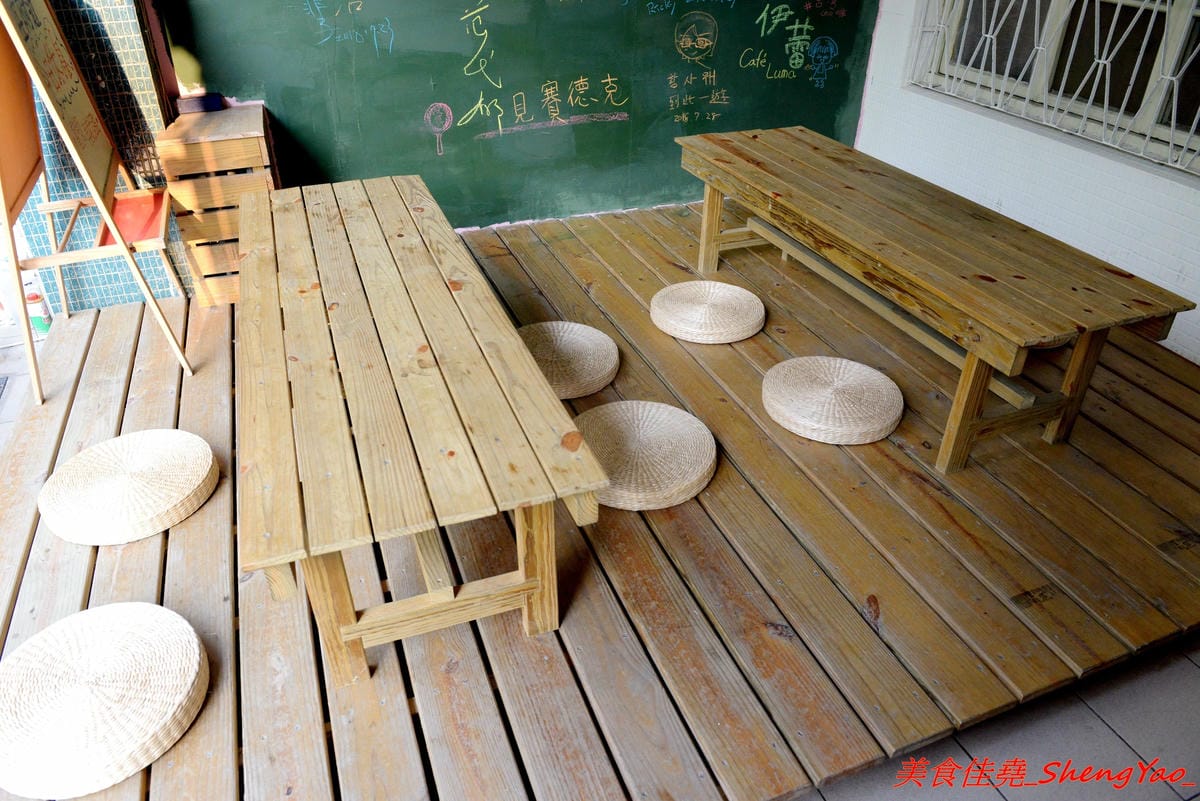 [台中北區]麓瑪X不好說 – 台中新開的咖啡店,不只是老宅咖啡也很有自我風格,和式座位區超級特別,咖啡堅持只賣手沖,價位不貴,200元可以無限暢飲還能自己到吧檯裡面來沖。