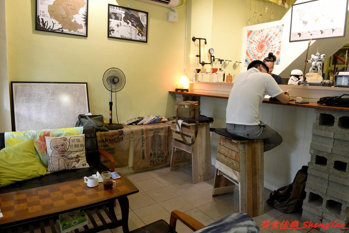 [台中北區]麓瑪X不好說 – 台中新開的咖啡店,不只是老宅咖啡也很有自我風格,和式座位區超級特別,咖啡堅持只賣手沖,價位不貴,200元可以無限暢飲還能自己到吧檯裡面來沖。