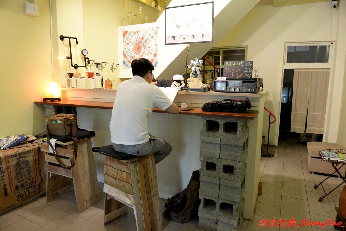 [台中北區]麓瑪X不好說 – 台中新開的咖啡店,不只是老宅咖啡也很有自我風格,和式座位區超級特別,咖啡堅持只賣手沖,價位不貴,200元可以無限暢飲還能自己到吧檯裡面來沖。