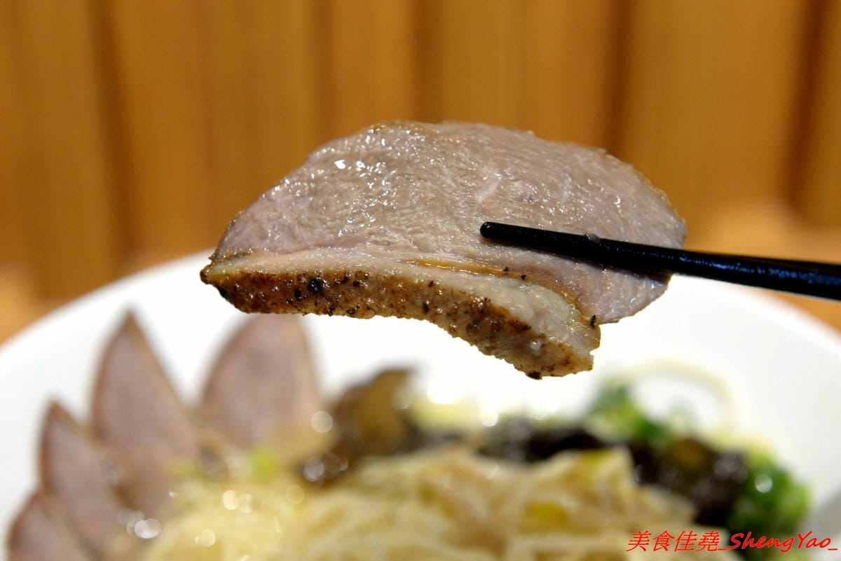 [台中太平]滝禾製麵所 – 太平新開幕拉麵店,湯頭搭配肉品選擇豐富多樣化,肉品都是現切,除了叉燒竟然還有Choice等級的板腱牛可以搭配,湯頭好喝,配料用心,價位不會貴。