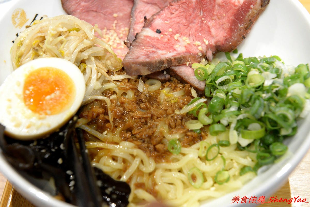 [台中太平]滝禾製麵所 – 太平新開幕拉麵店,湯頭搭配肉品選擇豐富多樣化,肉品都是現切,除了叉燒竟然還有Choice等級的板腱牛可以搭配,湯頭好喝,配料用心,價位不會貴。