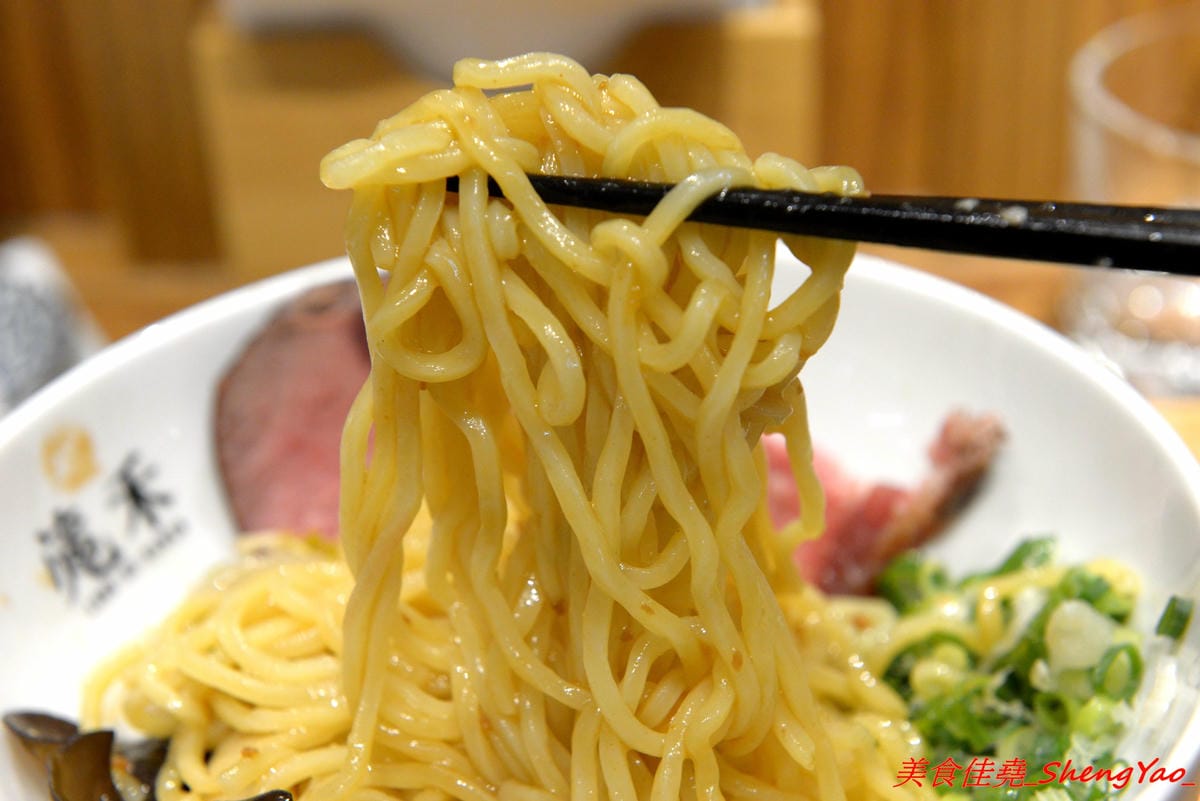 [台中太平]滝禾製麵所 – 太平新開幕拉麵店,湯頭搭配肉品選擇豐富多樣化,肉品都是現切,除了叉燒竟然還有Choice等級的板腱牛可以搭配,湯頭好喝,配料用心,價位不會貴。