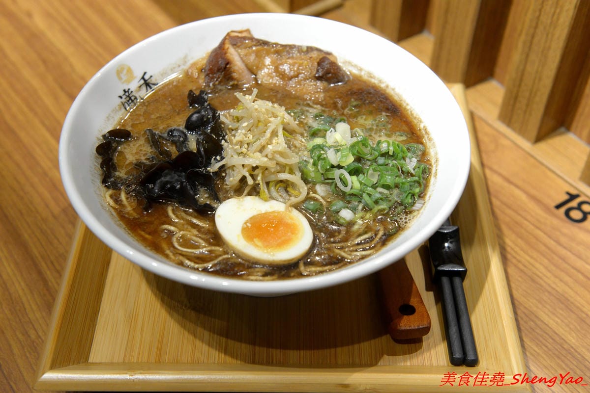 [台中太平]滝禾製麵所 – 太平新開幕拉麵店,湯頭搭配肉品選擇豐富多樣化,肉品都是現切,除了叉燒竟然還有Choice等級的板腱牛可以搭配,湯頭好喝,配料用心,價位不會貴。