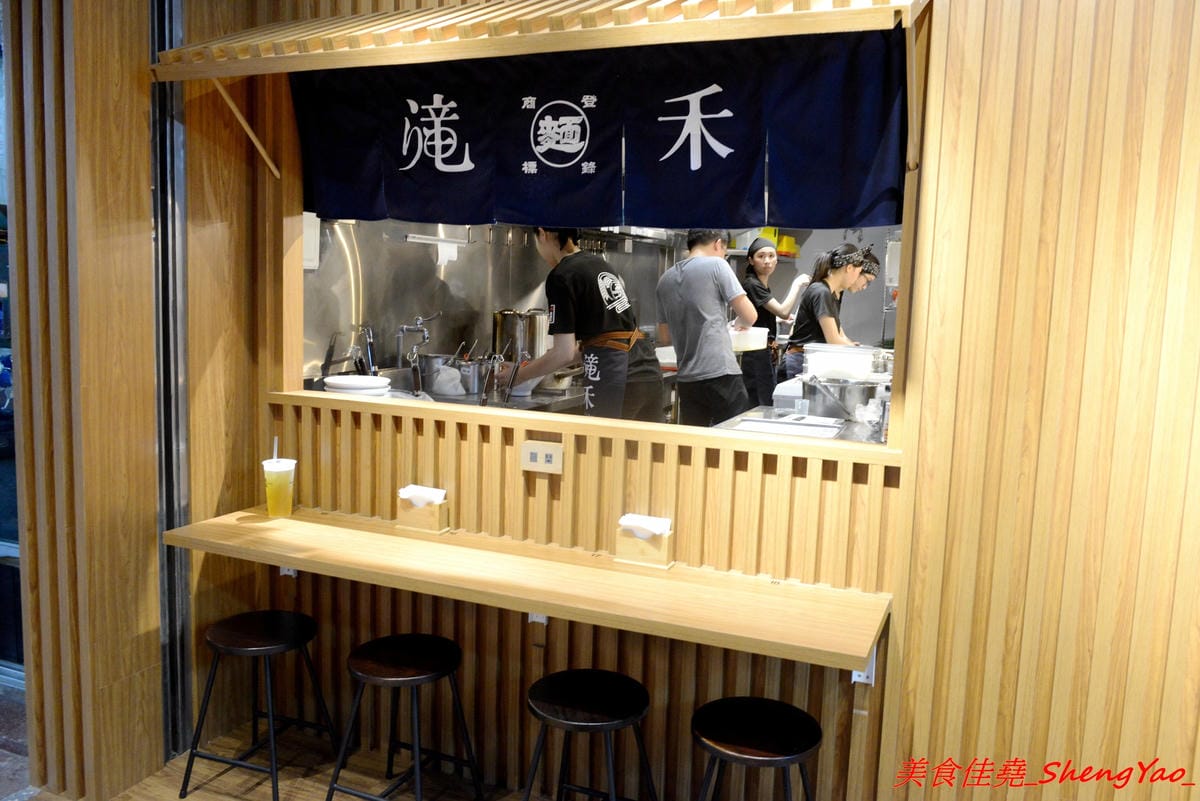 [台中太平]滝禾製麵所 – 太平新開幕拉麵店,湯頭搭配肉品選擇豐富多樣化,肉品都是現切,除了叉燒竟然還有Choice等級的板腱牛可以搭配,湯頭好喝,配料用心,價位不會貴。