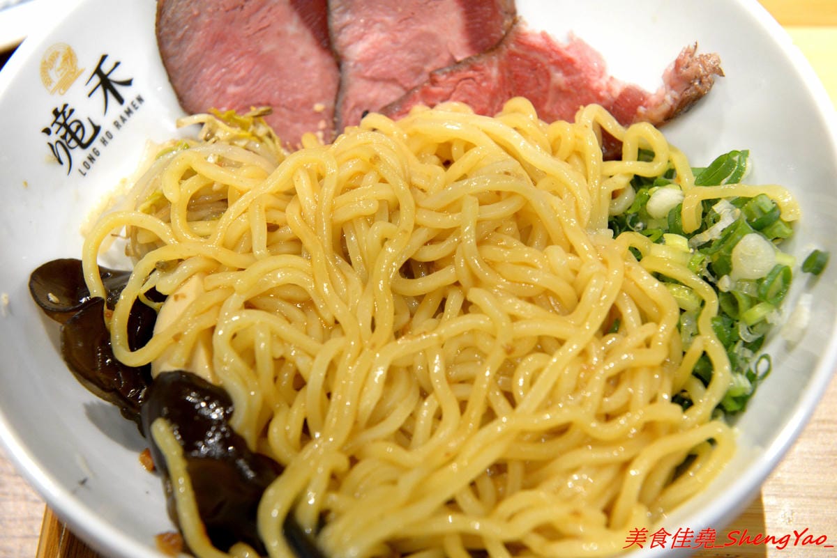 [台中太平]滝禾製麵所 – 太平新開幕拉麵店,湯頭搭配肉品選擇豐富多樣化,肉品都是現切,除了叉燒竟然還有Choice等級的板腱牛可以搭配,湯頭好喝,配料用心,價位不會貴。
