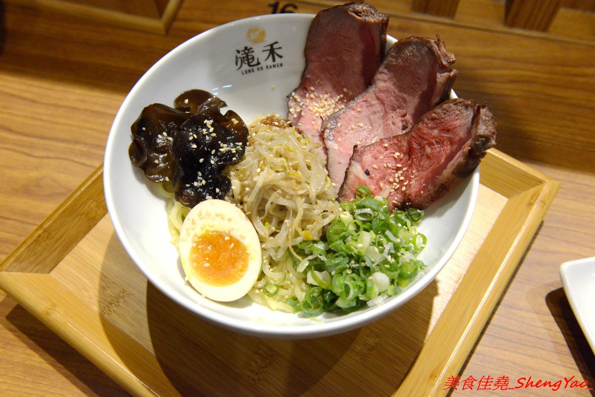 [台中太平]滝禾製麵所 – 太平新開幕拉麵店,湯頭搭配肉品選擇豐富多樣化,肉品都是現切,除了叉燒竟然還有Choice等級的板腱牛可以搭配,湯頭好喝,配料用心,價位不會貴。