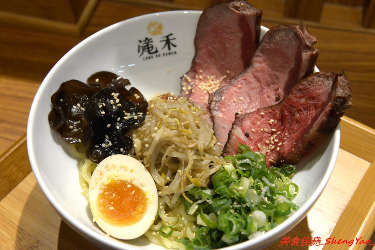 [台中太平]滝禾製麵所 – 太平新開幕拉麵店,湯頭搭配肉品選擇豐富多樣化,肉品都是現切,除了叉燒竟然還有Choice等級的板腱牛可以搭配,湯頭好喝,配料用心,價位不會貴。