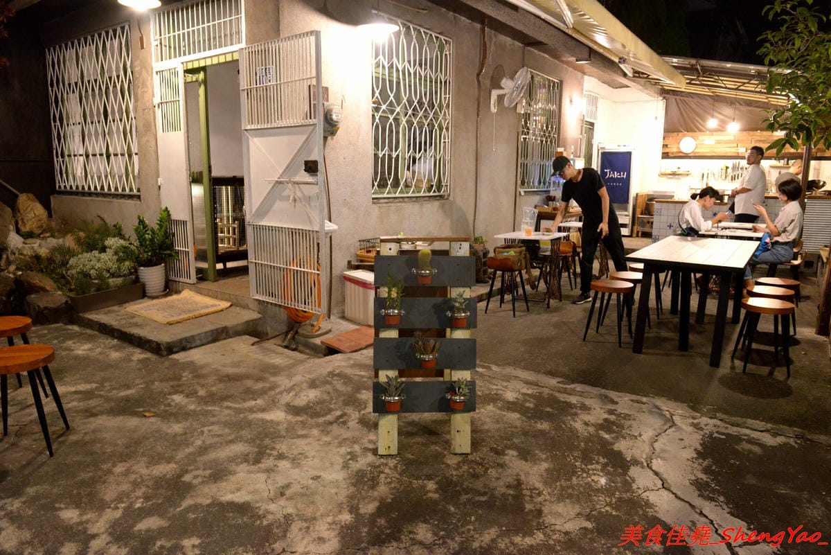 [台中西區]TAKU牛丼專賣店 模範二店 – 台中爆炸好吃的牛丼專賣店新開了二店,現點現炒的雪花牛肉丼飯搭配溫泉蛋根本無敵 !! 二店還有限定版漢堡排親子丼,老宅庭院內用餐超有FU,下午5點半開賣,