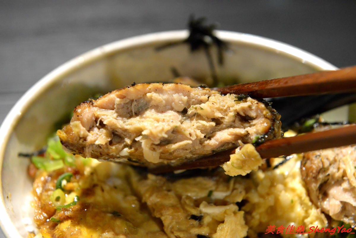 [台中西區]TAKU牛丼專賣店 模範二店 – 台中爆炸好吃的牛丼專賣店新開了二店,現點現炒的雪花牛肉丼飯搭配溫泉蛋根本無敵 !! 二店還有限定版漢堡排親子丼,老宅庭院內用餐超有FU,下午5點半開賣,