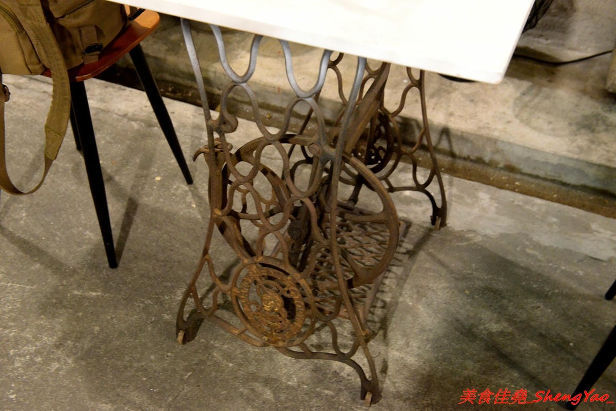 [台中西區]TAKU牛丼專賣店 模範二店 – 台中爆炸好吃的牛丼專賣店新開了二店,現點現炒的雪花牛肉丼飯搭配溫泉蛋根本無敵 !! 二店還有限定版漢堡排親子丼,老宅庭院內用餐超有FU,下午5點半開賣,