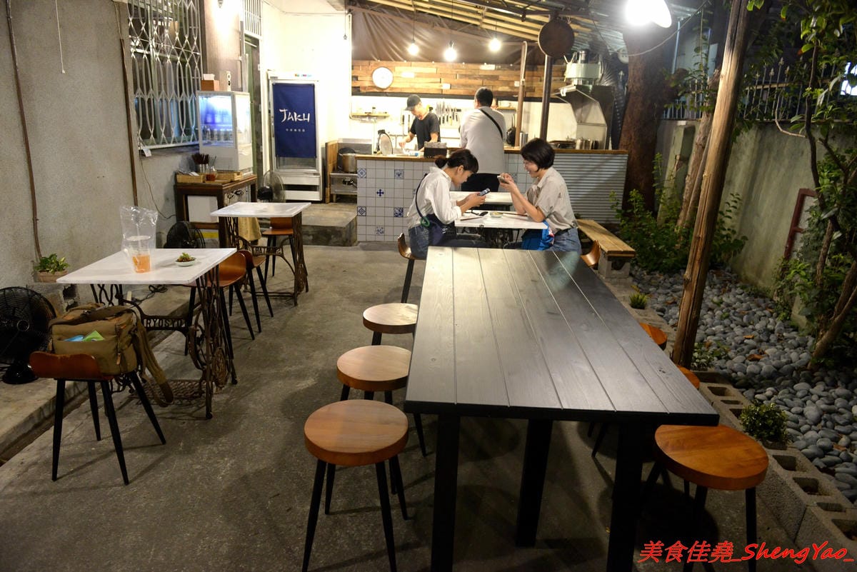 [台中西區]TAKU牛丼專賣店 模範二店 – 台中爆炸好吃的牛丼專賣店新開了二店,現點現炒的雪花牛肉丼飯搭配溫泉蛋根本無敵 !! 二店還有限定版漢堡排親子丼,老宅庭院內用餐超有FU,下午5點半開賣,