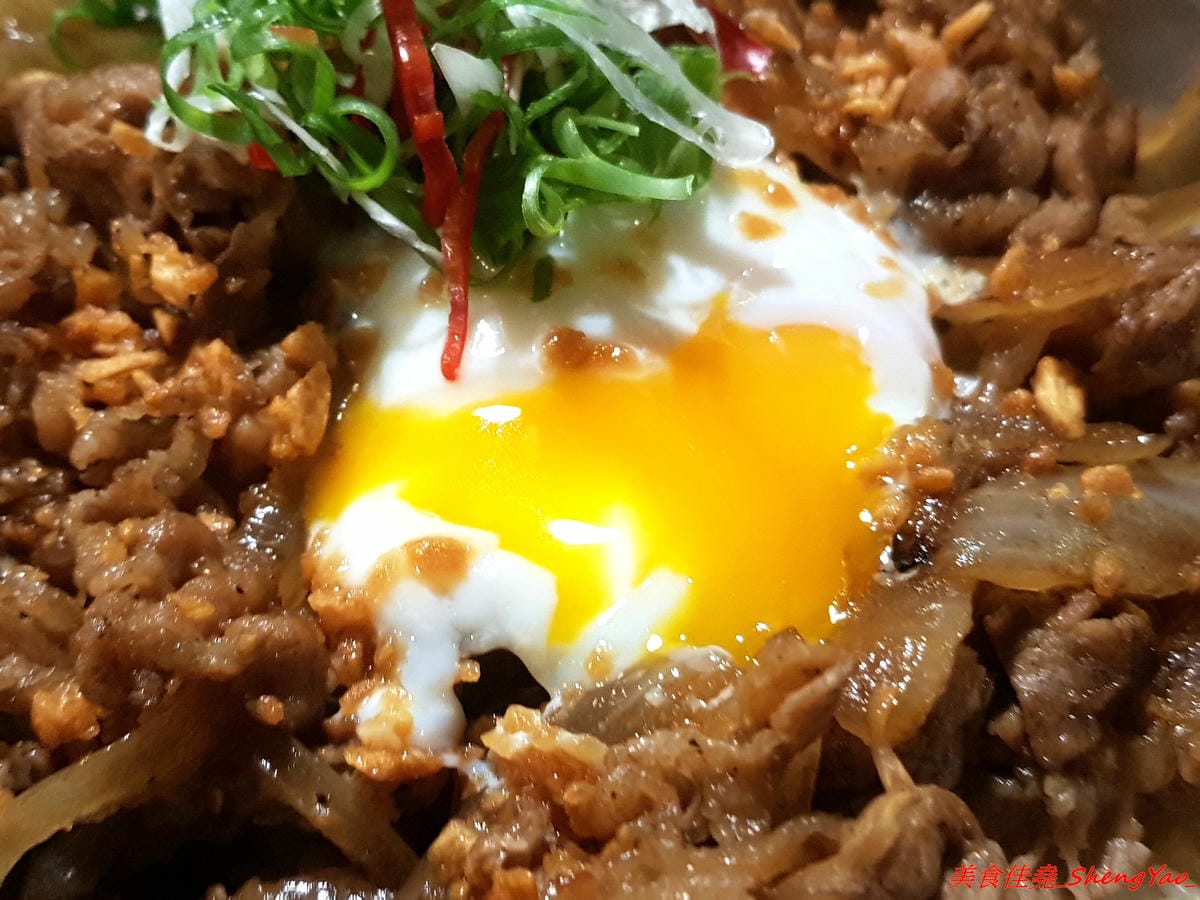 [台中西區]TAKU牛丼專賣店 模範二店 – 台中爆炸好吃的牛丼專賣店新開了二店,現點現炒的雪花牛肉丼飯搭配溫泉蛋根本無敵 !! 二店還有限定版漢堡排親子丼,老宅庭院內用餐超有FU,下午5點半開賣,