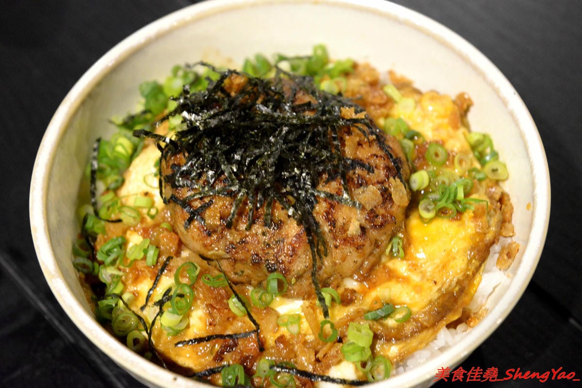 [台中西區]TAKU牛丼專賣店 模範二店 – 台中爆炸好吃的牛丼專賣店新開了二店,現點現炒的雪花牛肉丼飯搭配溫泉蛋根本無敵 !! 二店還有限定版漢堡排親子丼,老宅庭院內用餐超有FU,下午5點半開賣,