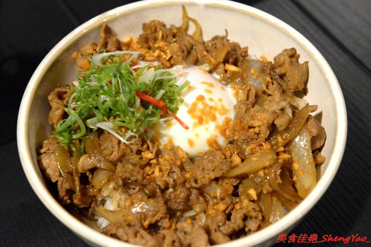 [台中西區]TAKU牛丼專賣店 模範二店 – 台中爆炸好吃的牛丼專賣店新開了二店,現點現炒的雪花牛肉丼飯搭配溫泉蛋根本無敵 !! 二店還有限定版漢堡排親子丼,老宅庭院內用餐超有FU,下午5點半開賣,