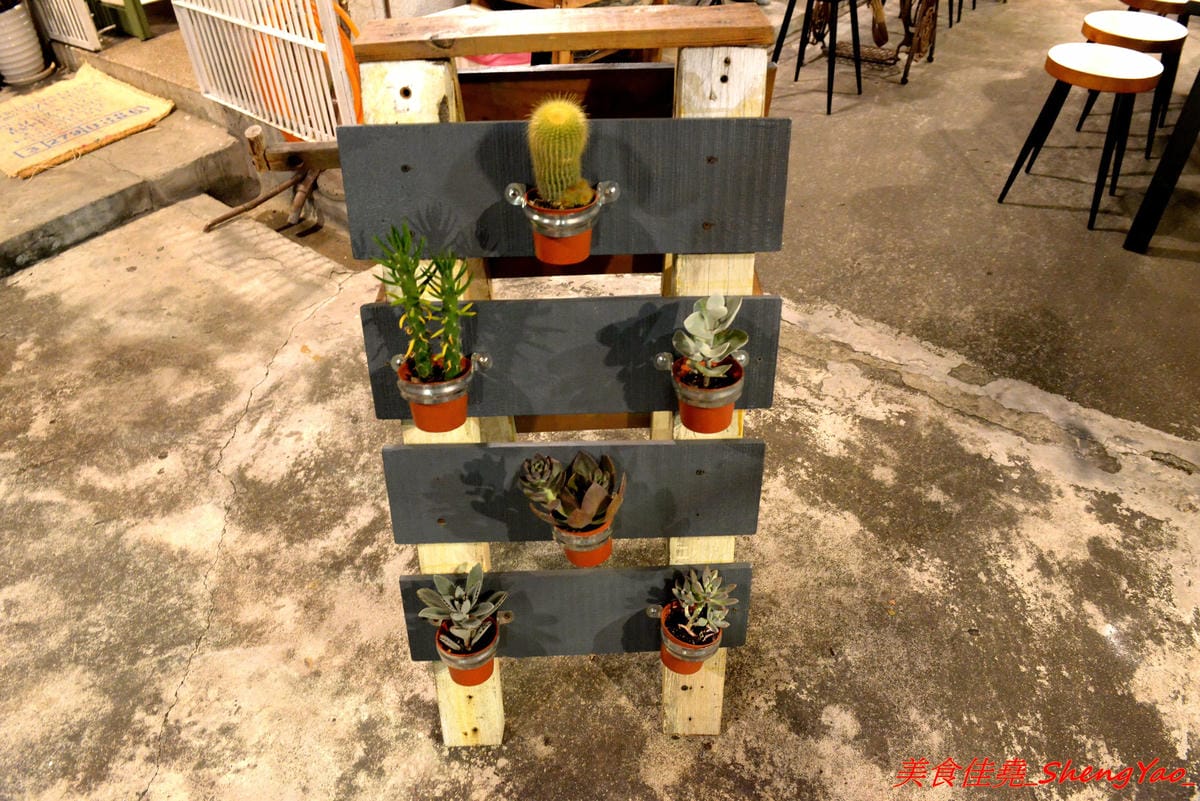 [台中西區]TAKU牛丼專賣店 模範二店 – 台中爆炸好吃的牛丼專賣店新開了二店,現點現炒的雪花牛肉丼飯搭配溫泉蛋根本無敵 !! 二店還有限定版漢堡排親子丼,老宅庭院內用餐超有FU,下午5點半開賣,