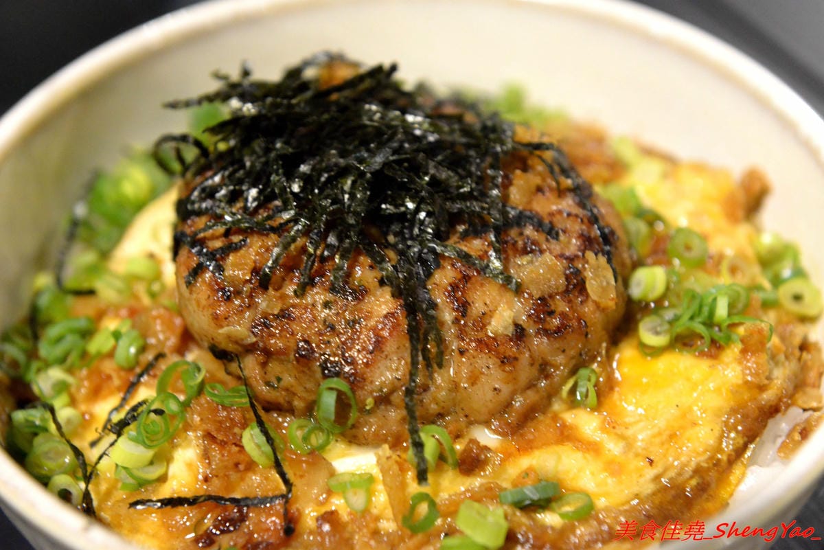 [台中西區]TAKU牛丼專賣店 模範二店 – 台中爆炸好吃的牛丼專賣店新開了二店,現點現炒的雪花牛肉丼飯搭配溫泉蛋根本無敵 !! 二店還有限定版漢堡排親子丼,老宅庭院內用餐超有FU,下午5點半開賣,