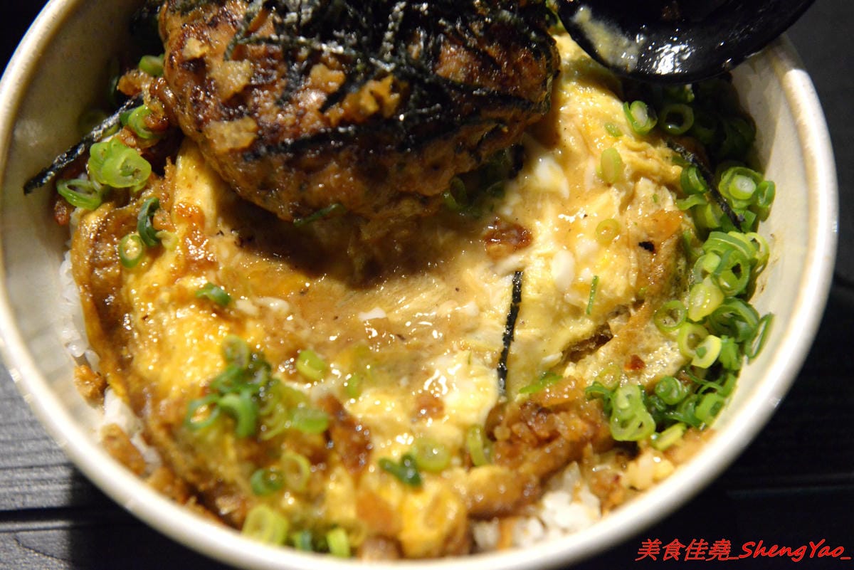 [台中西區]TAKU牛丼專賣店 模範二店 – 台中爆炸好吃的牛丼專賣店新開了二店,現點現炒的雪花牛肉丼飯搭配溫泉蛋根本無敵 !! 二店還有限定版漢堡排親子丼,老宅庭院內用餐超有FU,下午5點半開賣,