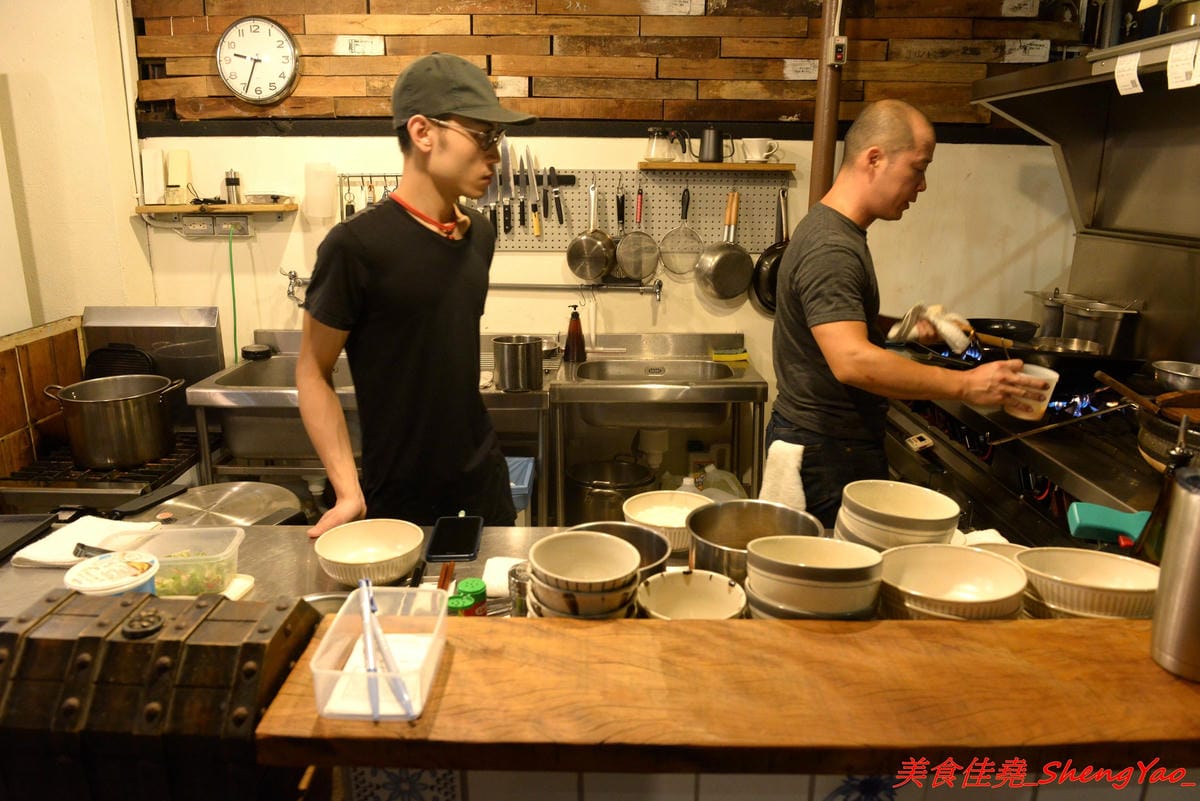 [台中西區]TAKU牛丼專賣店 模範二店 – 台中爆炸好吃的牛丼專賣店新開了二店,現點現炒的雪花牛肉丼飯搭配溫泉蛋根本無敵 !! 二店還有限定版漢堡排親子丼,老宅庭院內用餐超有FU,下午5點半開賣,