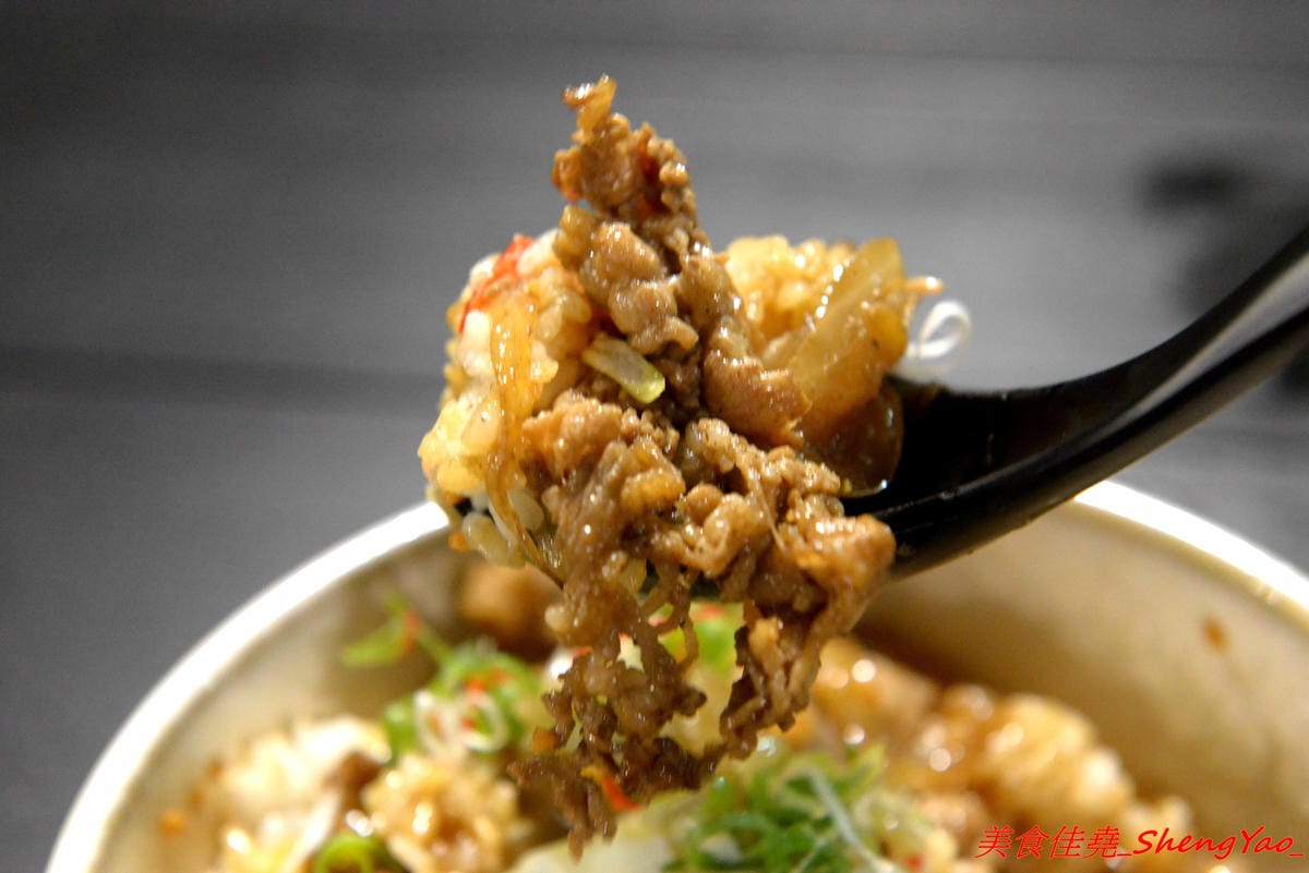 [台中西區]TAKU牛丼專賣店 模範二店 – 台中爆炸好吃的牛丼專賣店新開了二店,現點現炒的雪花牛肉丼飯搭配溫泉蛋根本無敵 !! 二店還有限定版漢堡排親子丼,老宅庭院內用餐超有FU,下午5點半開賣,