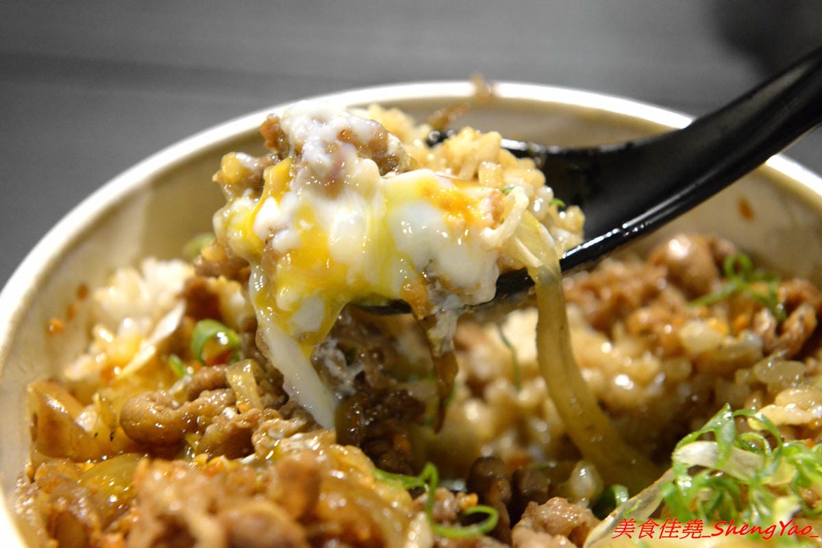[台中西區]TAKU牛丼專賣店 模範二店 – 台中爆炸好吃的牛丼專賣店新開了二店,現點現炒的雪花牛肉丼飯搭配溫泉蛋根本無敵 !! 二店還有限定版漢堡排親子丼,老宅庭院內用餐超有FU,下午5點半開賣,