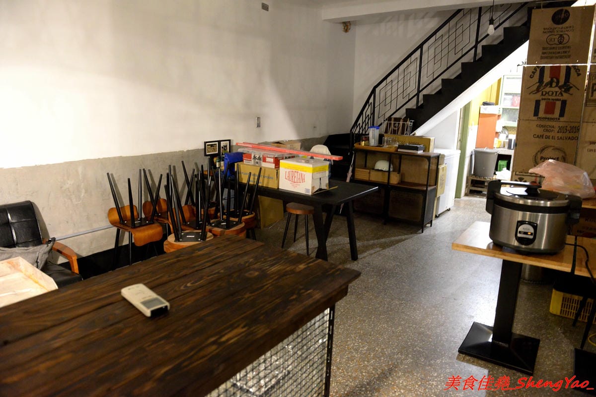 [台中西區]TAKU牛丼專賣店 模範二店 – 台中爆炸好吃的牛丼專賣店新開了二店,現點現炒的雪花牛肉丼飯搭配溫泉蛋根本無敵 !! 二店還有限定版漢堡排親子丼,老宅庭院內用餐超有FU,下午5點半開賣,