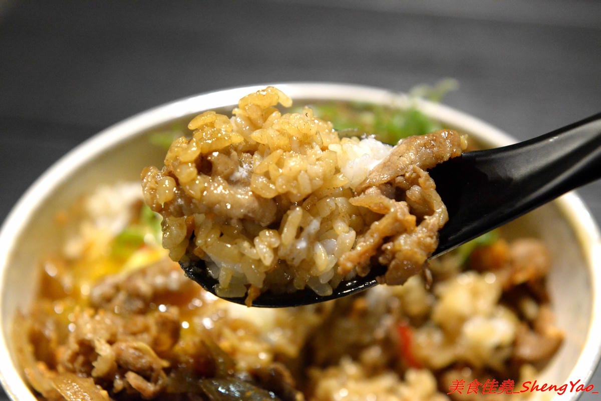 [台中西區]TAKU牛丼專賣店 模範二店 – 台中爆炸好吃的牛丼專賣店新開了二店,現點現炒的雪花牛肉丼飯搭配溫泉蛋根本無敵 !! 二店還有限定版漢堡排親子丼,老宅庭院內用餐超有FU,下午5點半開賣,