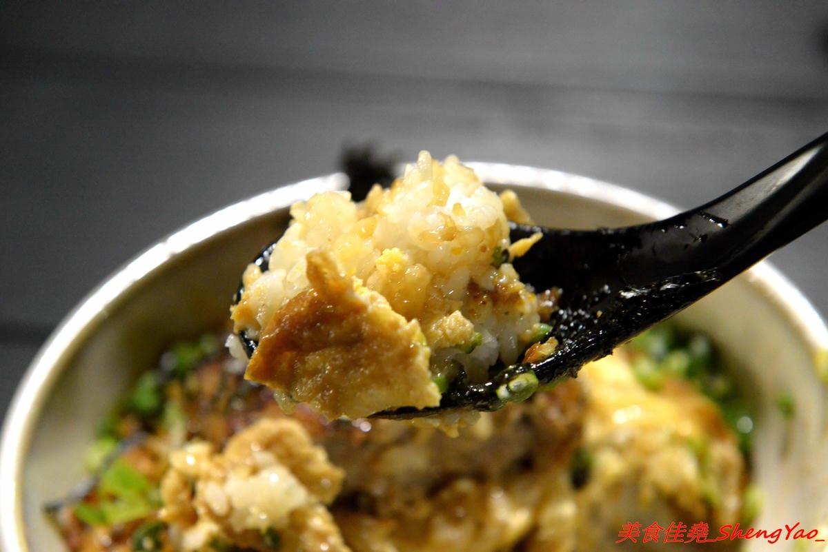 [台中西區]TAKU牛丼專賣店 模範二店 – 台中爆炸好吃的牛丼專賣店新開了二店,現點現炒的雪花牛肉丼飯搭配溫泉蛋根本無敵 !! 二店還有限定版漢堡排親子丼,老宅庭院內用餐超有FU,下午5點半開賣,