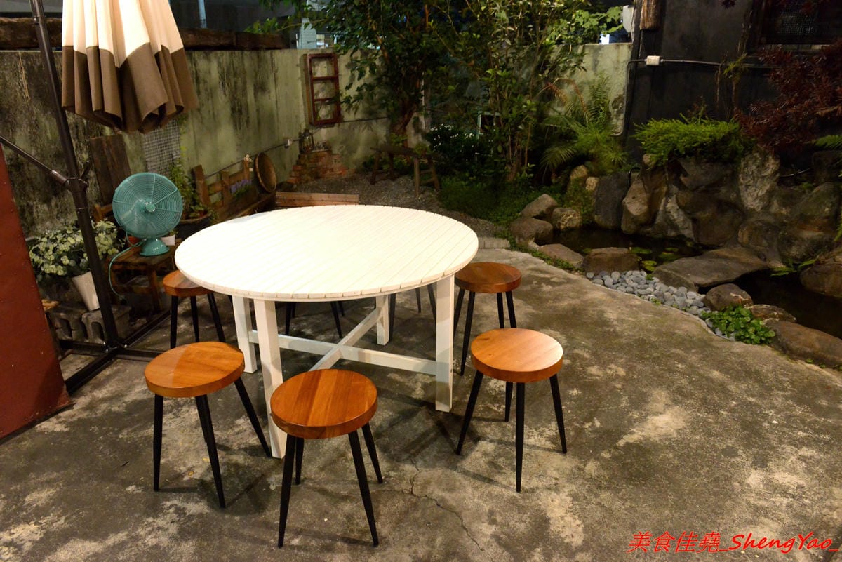 [台中西區]TAKU牛丼專賣店 模範二店 – 台中爆炸好吃的牛丼專賣店新開了二店,現點現炒的雪花牛肉丼飯搭配溫泉蛋根本無敵 !! 二店還有限定版漢堡排親子丼,老宅庭院內用餐超有FU,下午5點半開賣,