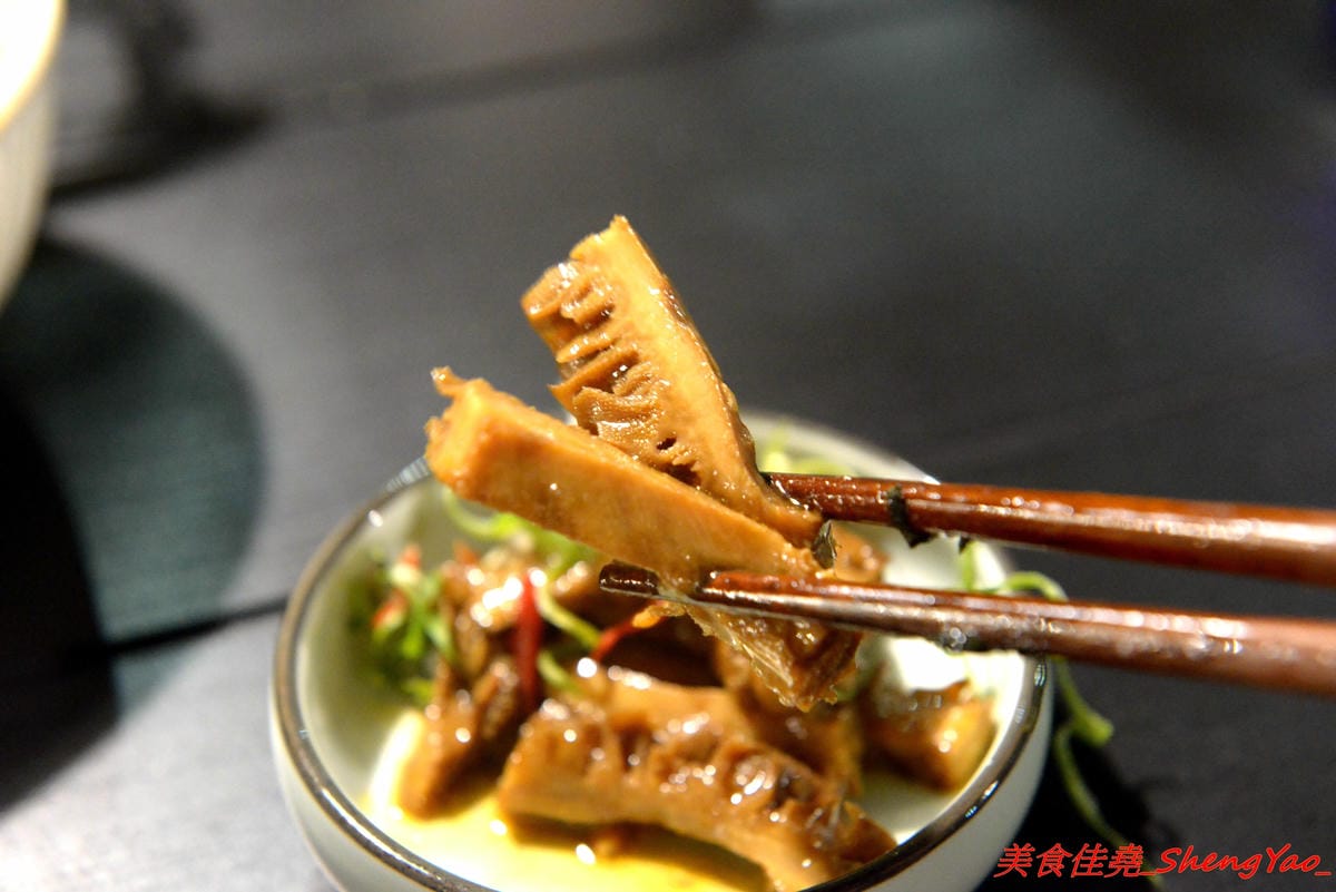 [台中西區]TAKU牛丼專賣店 模範二店 – 台中爆炸好吃的牛丼專賣店新開了二店,現點現炒的雪花牛肉丼飯搭配溫泉蛋根本無敵 !! 二店還有限定版漢堡排親子丼,老宅庭院內用餐超有FU,下午5點半開賣,