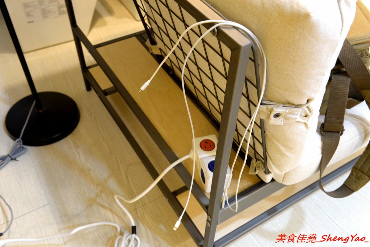 [台中西區]來坐Come Sit – 台中特色咖啡店,賣點是超舒服放鬆的共享空間,和式房區超好拍照,消費方式採入場費制,第一次來的客人加官方LINE現折100元,店內有飲料餅乾無限供應,不限時間可待到打烊
