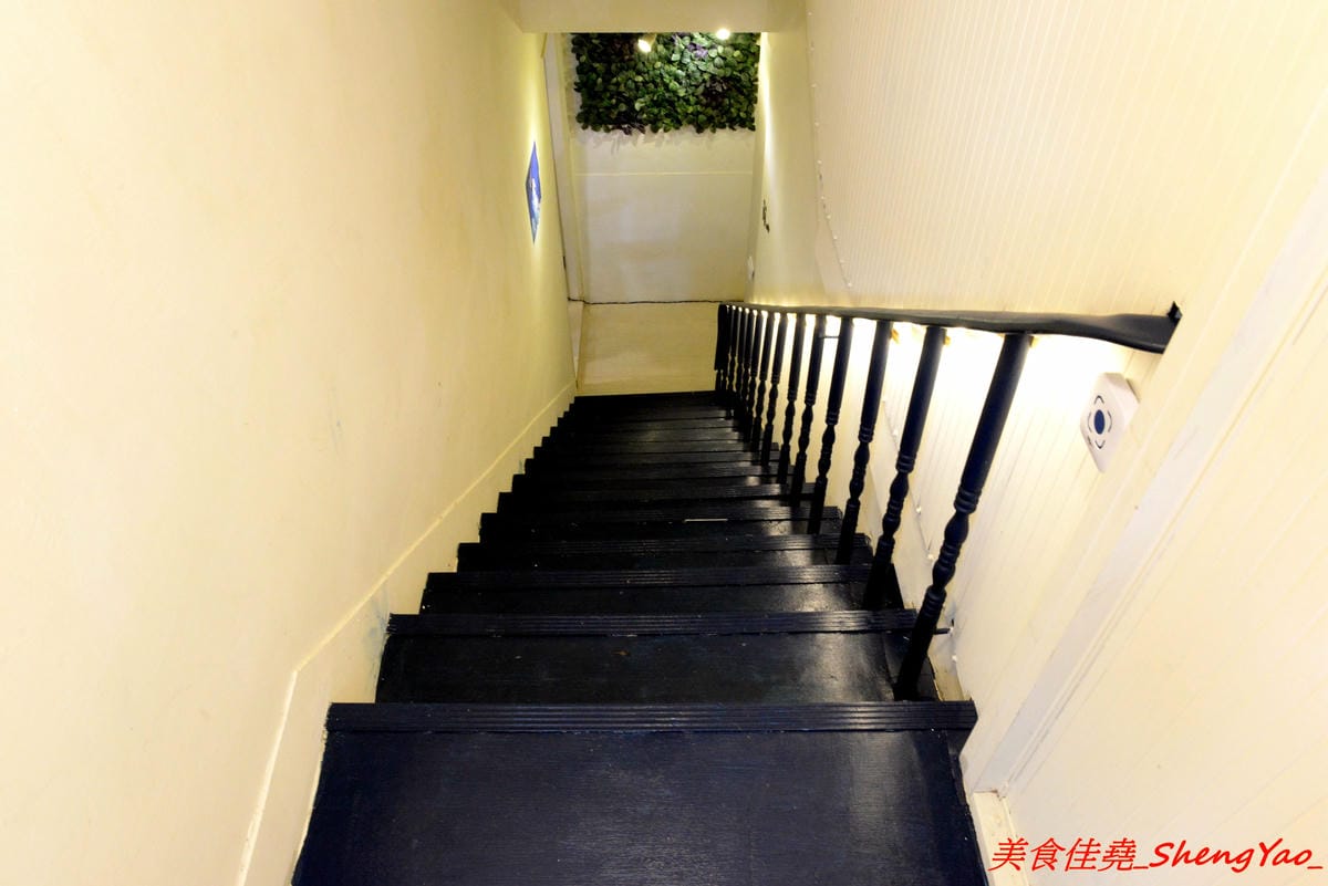 [台中西區]來坐Come Sit – 台中特色咖啡店,賣點是超舒服放鬆的共享空間,和式房區超好拍照,消費方式採入場費制,第一次來的客人加官方LINE現折100元,店內有飲料餅乾無限供應,不限時間可待到打烊
