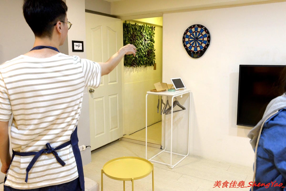 [台中西區]來坐Come Sit – 台中特色咖啡店,賣點是超舒服放鬆的共享空間,和式房區超好拍照,消費方式採入場費制,第一次來的客人加官方LINE現折100元,店內有飲料餅乾無限供應,不限時間可待到打烊
