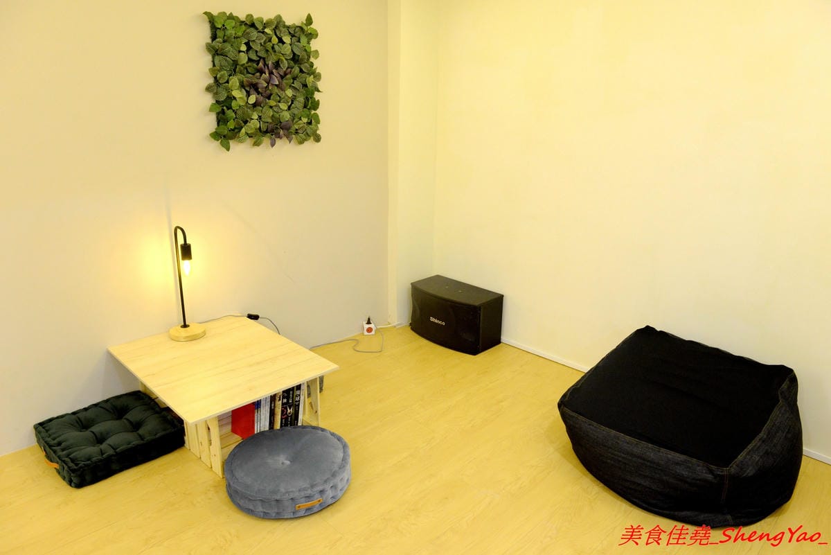 [台中西區]來坐Come Sit – 台中特色咖啡店,賣點是超舒服放鬆的共享空間,和式房區超好拍照,消費方式採入場費制,第一次來的客人加官方LINE現折100元,店內有飲料餅乾無限供應,不限時間可待到打烊