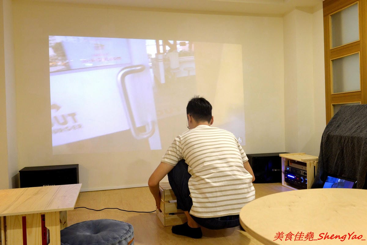 [台中西區]來坐Come Sit – 台中特色咖啡店,賣點是超舒服放鬆的共享空間,和式房區超好拍照,消費方式採入場費制,第一次來的客人加官方LINE現折100元,店內有飲料餅乾無限供應,不限時間可待到打烊