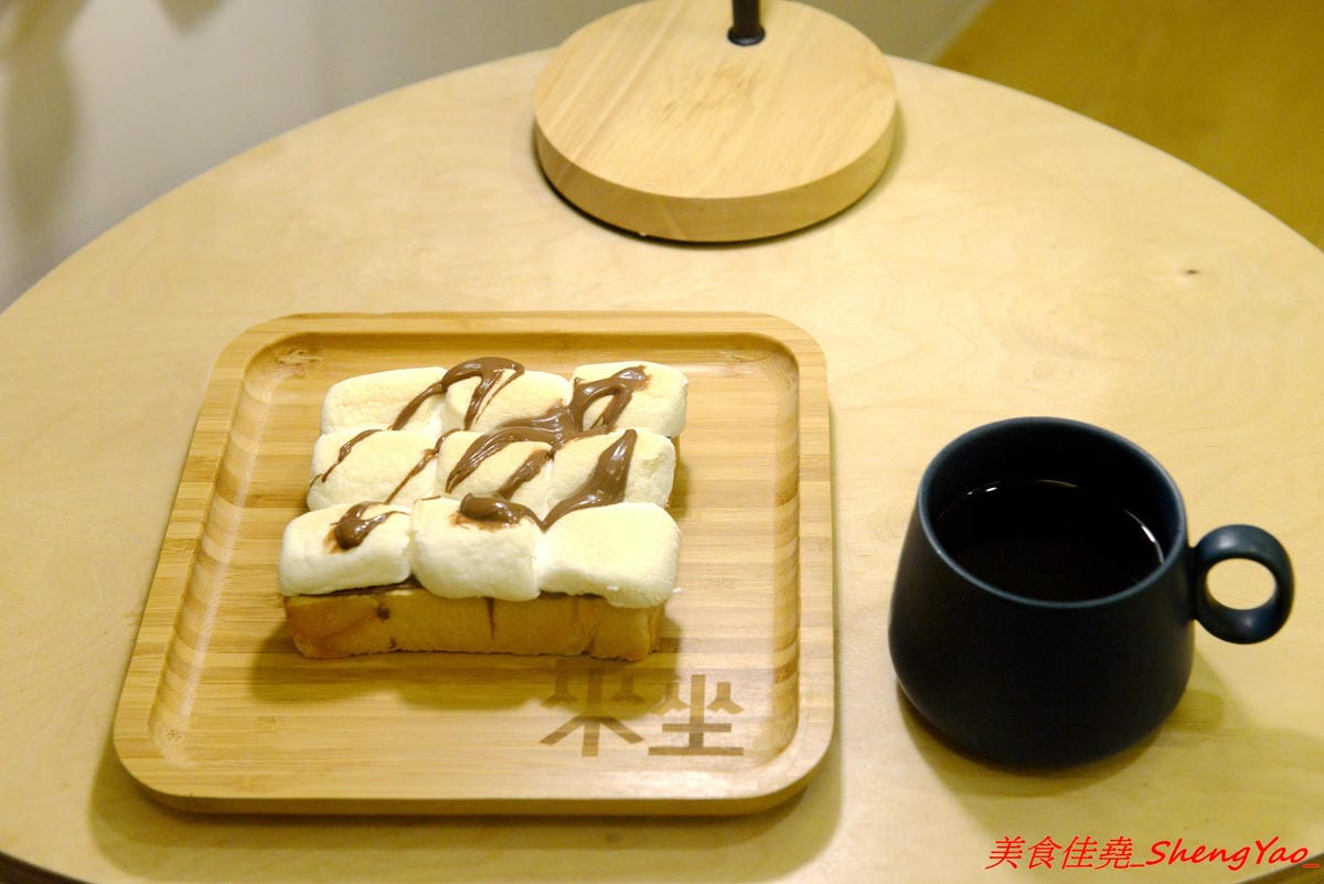 [台中西區]來坐Come Sit – 台中特色咖啡店,賣點是超舒服放鬆的共享空間,和式房區超好拍照,消費方式採入場費制,第一次來的客人加官方LINE現折100元,店內有飲料餅乾無限供應,不限時間可待到打烊