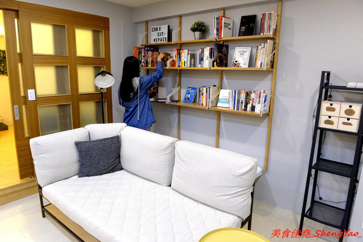 [台中西區]來坐Come Sit – 台中特色咖啡店,賣點是超舒服放鬆的共享空間,和式房區超好拍照,消費方式採入場費制,第一次來的客人加官方LINE現折100元,店內有飲料餅乾無限供應,不限時間可待到打烊