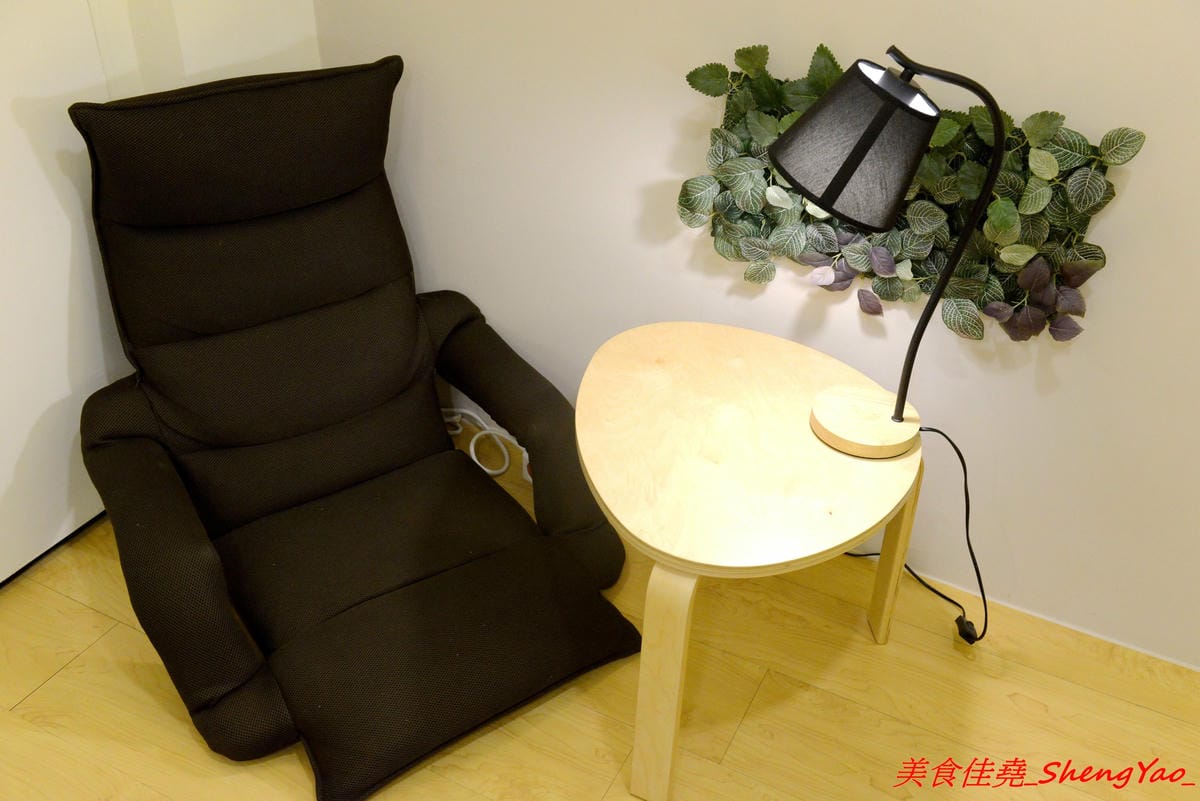 [台中西區]來坐Come Sit – 台中特色咖啡店,賣點是超舒服放鬆的共享空間,和式房區超好拍照,消費方式採入場費制,第一次來的客人加官方LINE現折100元,店內有飲料餅乾無限供應,不限時間可待到打烊